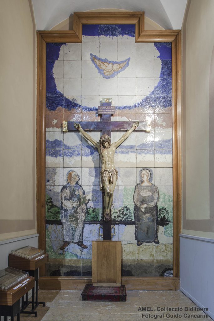 La capella del Crist crucificat amb el mural ceràmic d’Angelina Alós. 2013.