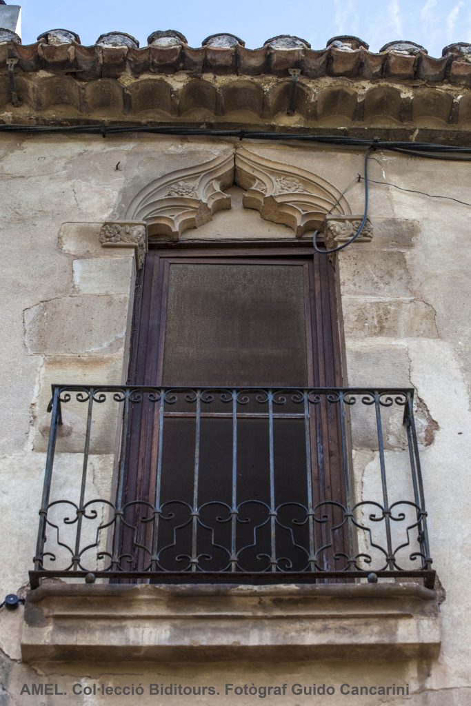 Detall del balcó i arc conopial d’una de les cases del carrer de Montserrat. 2013.