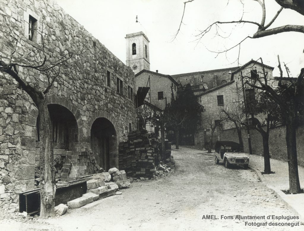 Aspecte del carrer de Montserrat en el moment de les obres del taller de Xavier Corberó. Al darrere, l’església i Can Bielet. Dècades 1970-1980.