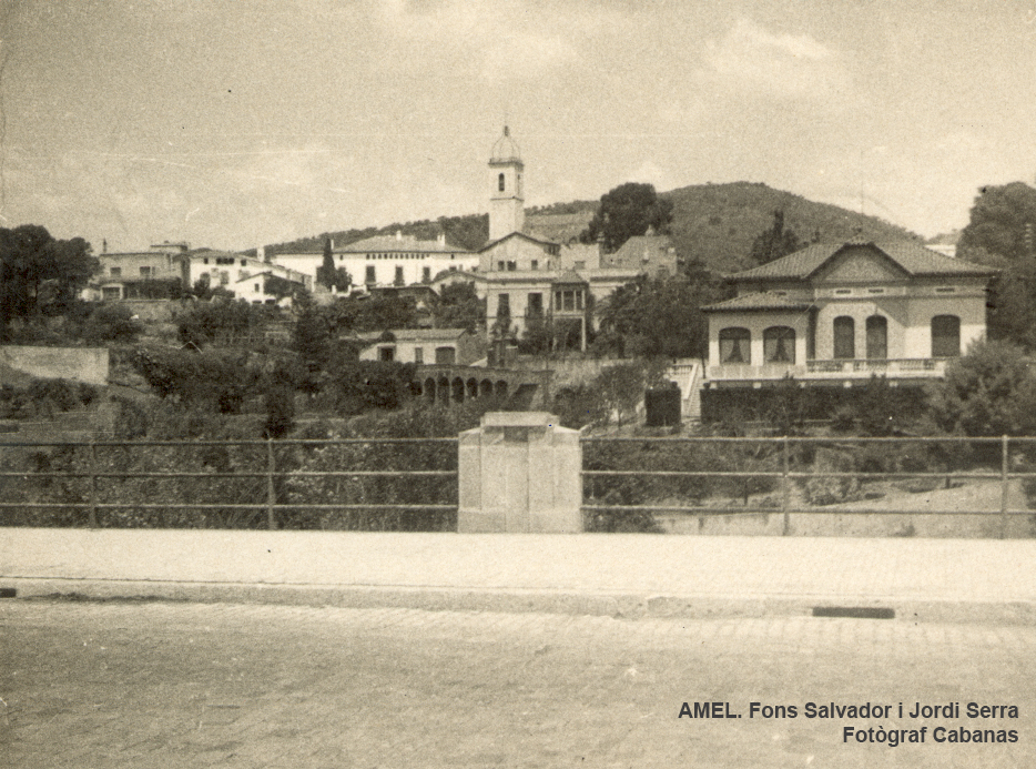 Vista general del carrer de Montserrat des del pont d’Esplugues. A la dreta, la casa Llavinés. Dècada de 1960.