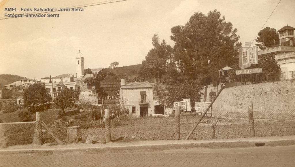 Entrada del carrer de Montserrat des del carrer de Laureà Miró. En primer terme, Cal Bonic. Dècada 1950 .