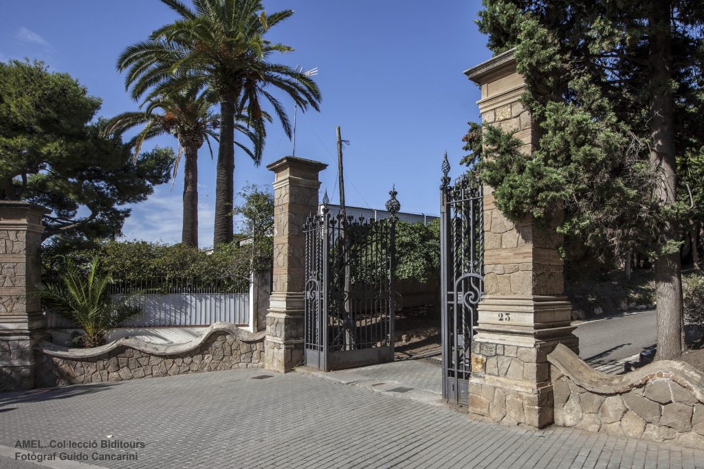 Un dels accessos de la Casa Fàbregas on destaca l’artística porta de ferro forjat. 2013.
