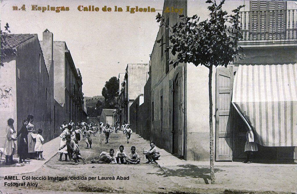Carrer de l’Església des de la carretera, avui carrer de Laureà Miró. Dècada de 1910.