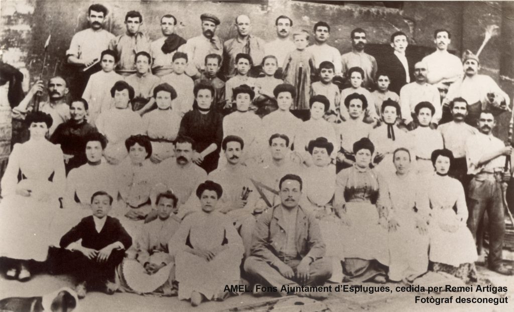Grup de treballadores i treballadors de la fàbrica “La Rajoleta”. A la segona fila de sota, amb pinzells a la mà, Joan Baptista Alós, director artístic de la fàbrica. Principis del segle XX.