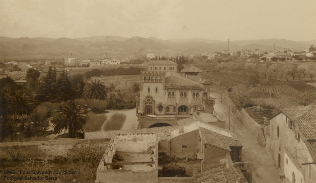 Vista general des del campanar de l’església. A l’esquerra, Can Casanovas i, a la dreta, part de la façana de Can Ramoneda. 1924-1936.