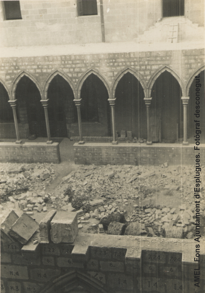 Reconstrucció del claustre que provenia de la rambla de Catalunya de Barcelona. S’hi pot veure la numeració de les peces del claustre traslladat. 1947-1948. 