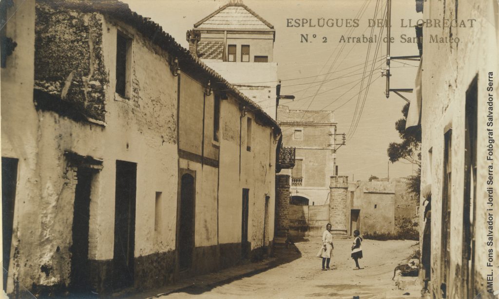  El raval de Sant Mateu. Al fons, Cal Franco. Abans de 1936.