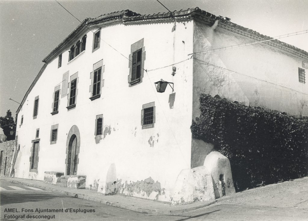 Can Ramoneda fou una de les cases pairals més importants del municipi. Dècada de 1980.