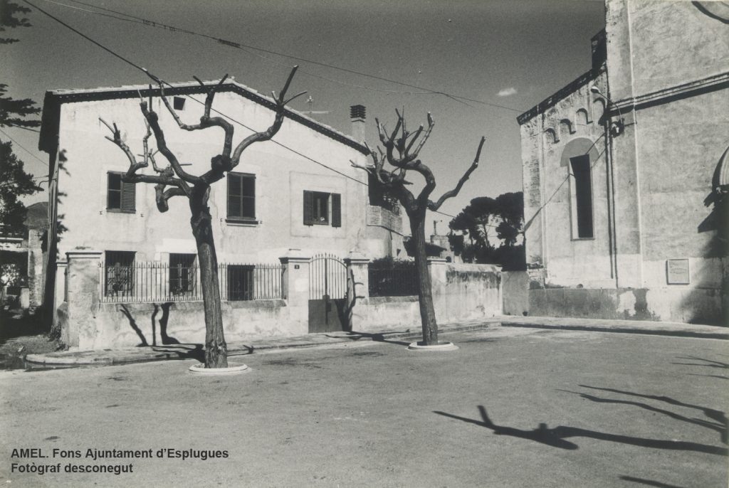 Can Pi. Façana d’accés des de la plaça Pare Miquel d’Esplugues. 1985. 